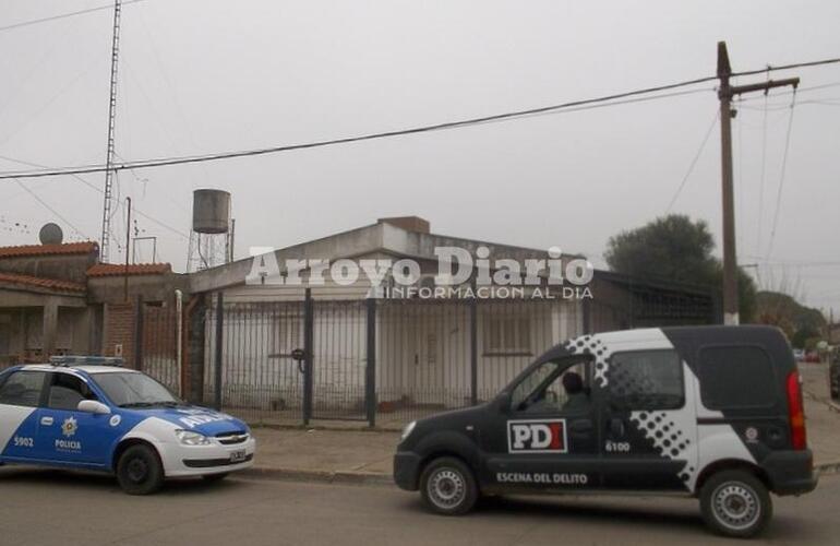 En la casa. Personal policial y de la PDI Rosario trabajaban este viernes en la casa de los damnificados con el robo