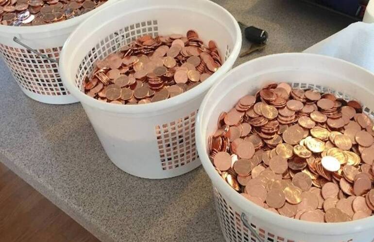 Las monedas que us&oacute; el estudiante para la multa. Foto: CNN