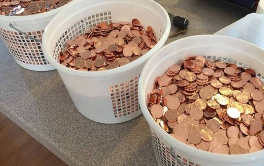 Las monedas que usó el estudiante para la multa. Foto: CNN