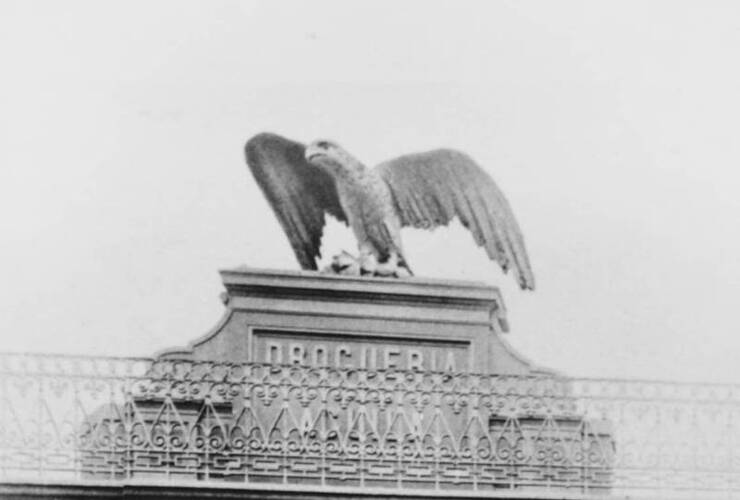 Farmacia "Del Águila" Inaugurada en 1892  Estaba ubicada en lo que ahora es el frente de la galería Rosario (Peatonal San Martín) Actualmente la Farmacia se encuentra en Rioja 883. Foto: Aníbal Leiva y Norberto Kolus. Flickr