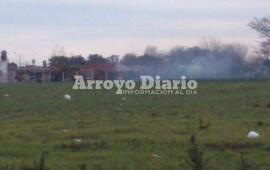 Quema controlada. Los bomberos fueron solicitados desde Fighiera. Crédito foto: Maximiliano Pascual