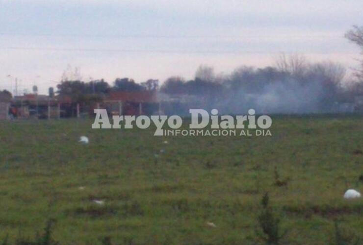 Quema controlada. Los bomberos fueron solicitados desde Fighiera. Crédito foto: Maximiliano Pascual