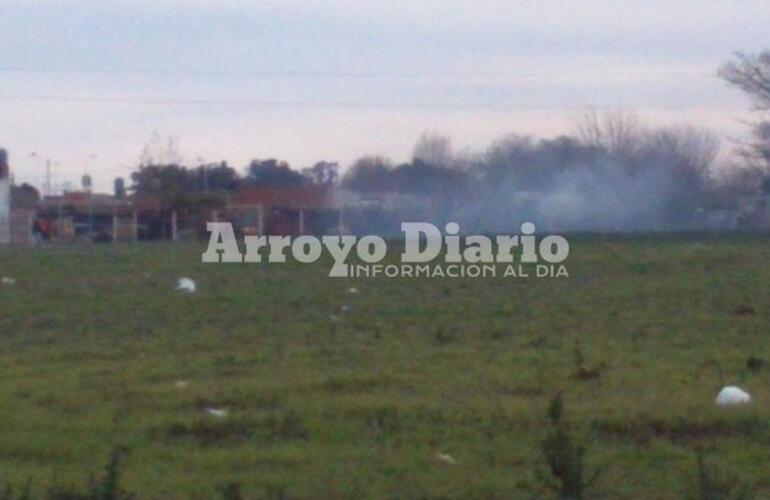 Quema controlada. Los bomberos fueron solicitados desde Fighiera. Crédito foto: Maximiliano Pascual