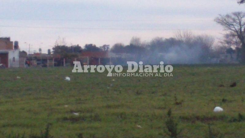 Quema controlada. Los bomberos fueron solicitados desde Fighiera. Crédito foto: Maximiliano Pascual