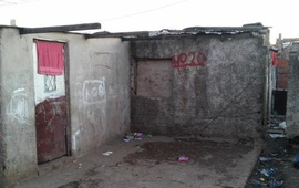 Dean Funes al 4000. La víctima fue abordada en este lugar por un ladrón y terminó apuñalada. Foto: Sebastián S. Meccia