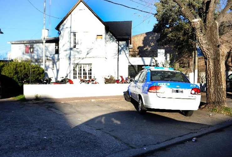 Tres delincuentes sorprenden a un vecino y le roban dinero y el automóvil