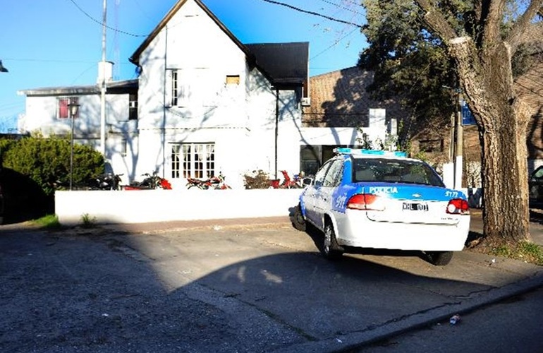 Tres delincuentes sorprenden a un vecino y le roban dinero y el automóvil