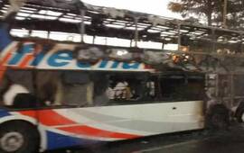 El ómnibus de la empresa Flecha Bus resultó muy afectado por las llamas. Foto: Twitter Red de Emergencias