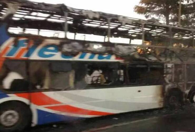 El ómnibus de la empresa Flecha Bus resultó muy afectado por las llamas. Foto: Twitter Red de Emergencias