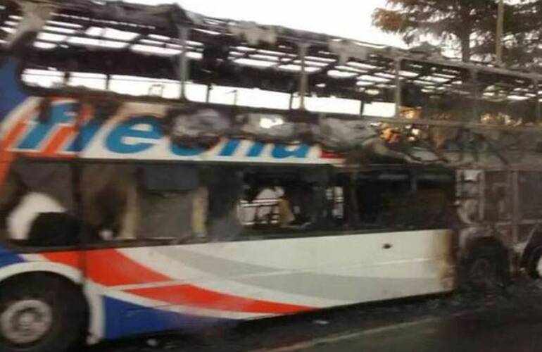 El ómnibus de la empresa Flecha Bus resultó muy afectado por las llamas. Foto: Twitter Red de Emergencias