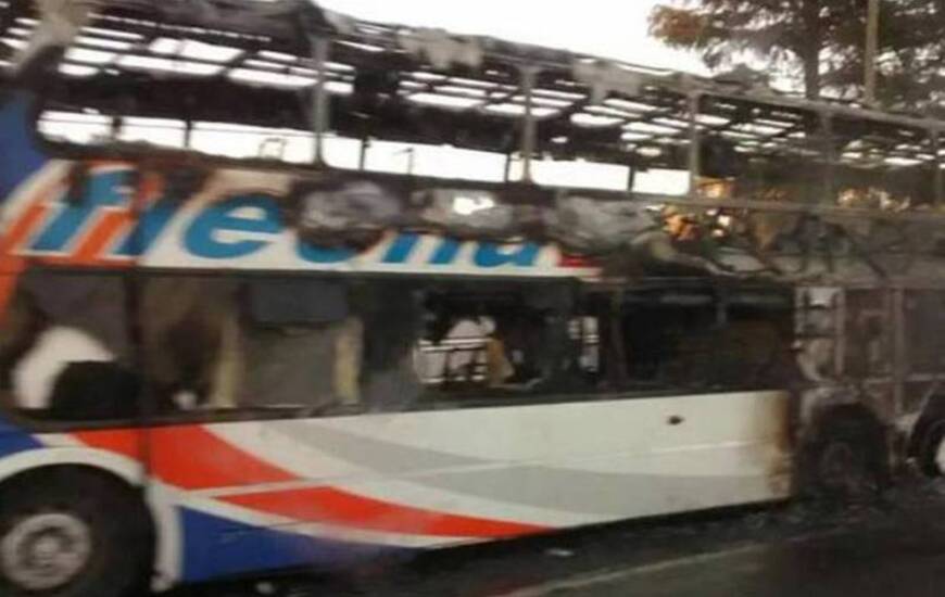 El ómnibus de la empresa Flecha Bus resultó muy afectado por las llamas. Foto: Twitter Red de Emergencias
