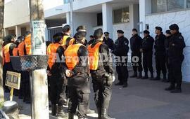 Personal de la PAT, esta mañana en la Seccional 27ª. Crédito foto: Franco Turri para AD