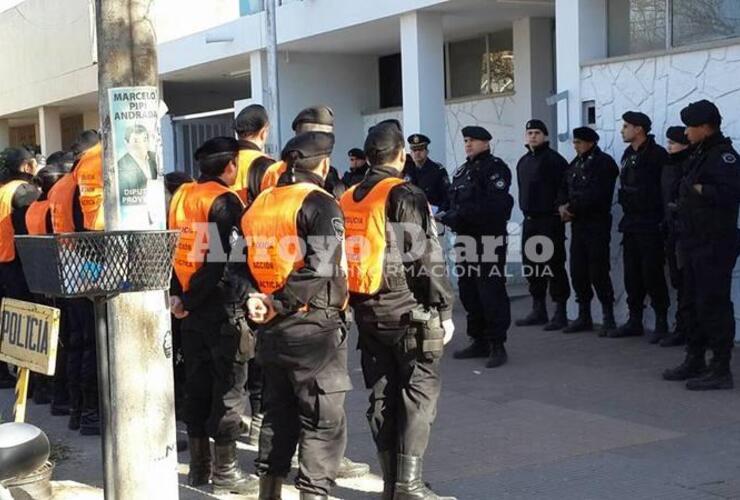 Personal de la PAT, esta mañana en la Seccional 27ª. Crédito foto: Franco Turri para AD