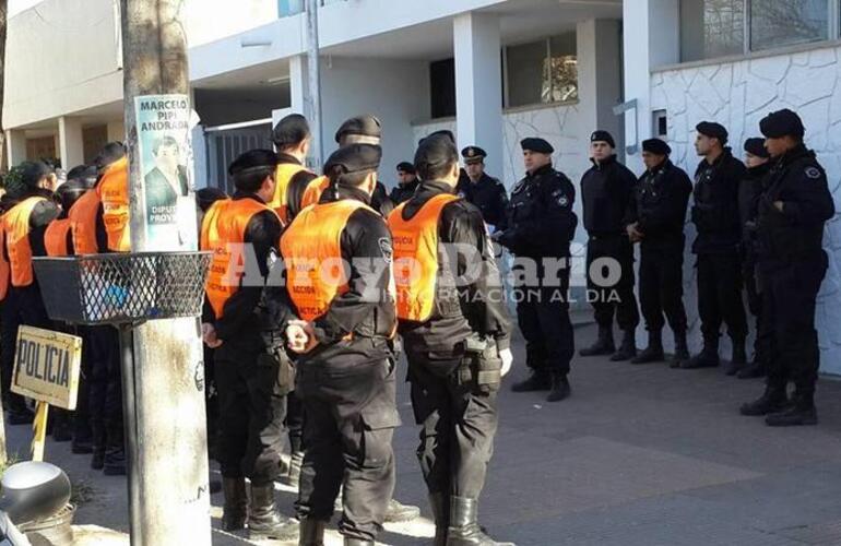 Personal de la PAT, esta ma&ntilde;ana en la Seccional 27&ordf;. Cr&eacute;dito foto: Franco Turri para AD
