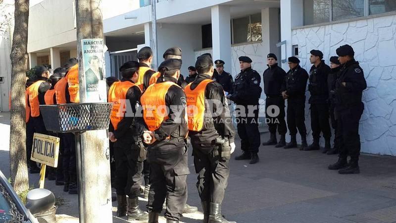 Personal de la PAT, esta mañana en la Seccional 27ª. Crédito foto: Franco Turri para AD
