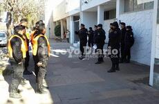 Frente a la comisaría. La PAT llegó ayer a la mañana para el operativo. Crédito foto: Franco Turri para AD