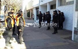 Frente a la comisaría. La PAT llegó ayer a la mañana para el operativo. Crédito foto: Franco Turri para AD