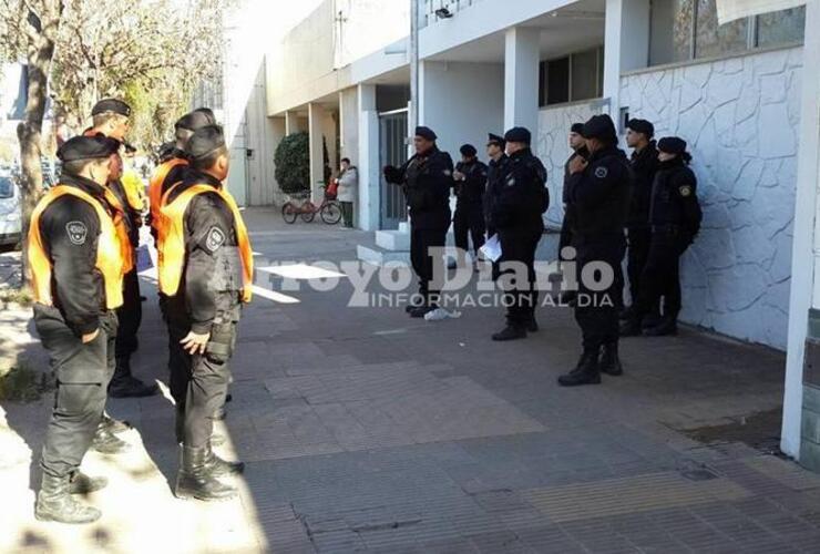 Frente a la comisaría. La PAT llegó ayer a la mañana para el operativo. Crédito foto: Franco Turri para AD