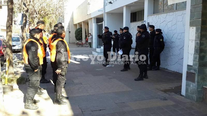 Frente a la comisaría. La PAT llegó ayer a la mañana para el operativo. Crédito foto: Franco Turri para AD