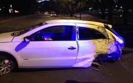 El auto quedó atravesado en la calle sin las ruedas traseras. Foto Twitter: @MumiYadanza