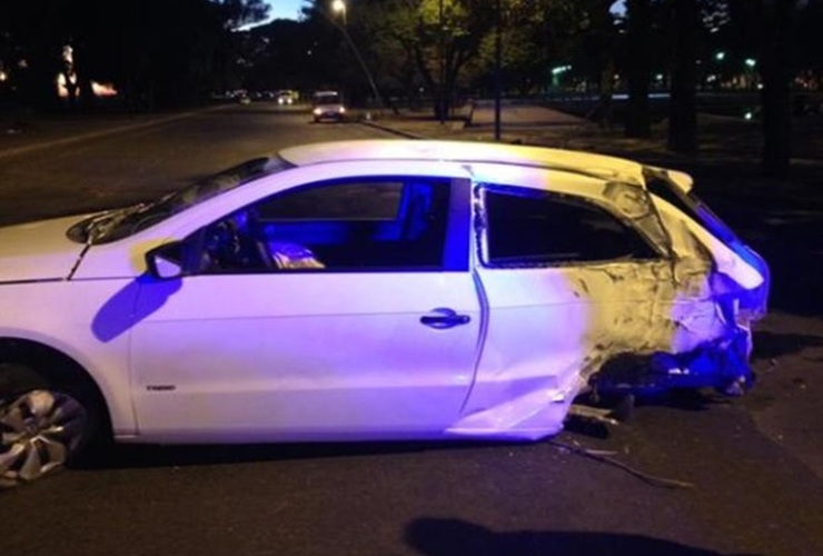 El auto quedó atravesado en la calle sin las ruedas traseras. Foto Twitter: @MumiYadanza