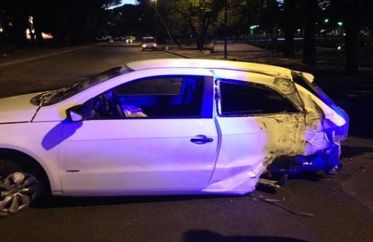 El auto quedó atravesado en la calle sin las ruedas traseras. Foto Twitter: @MumiYadanza