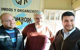 Esta mañana. Desde temprano Cleri estuvo con los dirigentes locales de recorrida por Arroyo Seco. Foto: Facebook Marcos Cleri