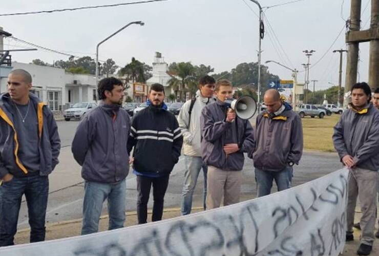 El viernes de la semana pasada los trabajadores encabezaron una movilización al Ministerio de Trabajo. Crédito foto: Diario El Sur