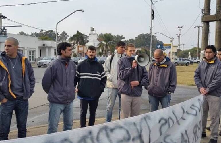 El viernes de la semana pasada los trabajadores encabezaron una movilización al Ministerio de Trabajo. Crédito foto: Diario El Sur