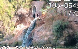 Efluentes. Registros muestran cómo vierten residuos químicos al Paraná.