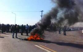 Desde media mañana las familias y trabajadores quemaron cubiertas sobre el asfalto. Foto: Twitter @469MC