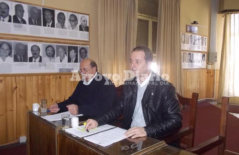 En el Concejo. Carlos Sánchez y Daniel Tonelli en plena sesión pública