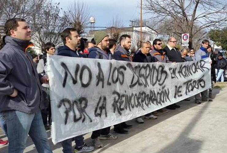 La columna de trabajadores se movilizaba esta mañana hacia el Ministerio de Trabajo por el conflicto en Acindar. Foto: @fortunamariano