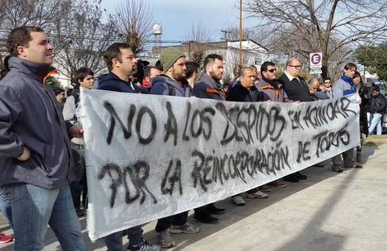 La columna de trabajadores se movilizaba esta mañana hacia el Ministerio de Trabajo por el conflicto en Acindar. Foto: @fortunamariano