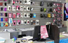 Quinto robo. Los delincuentes se llevaron teléfonos que estaban embalados en el depósito por lo que el robo fue rápido. Crédito foto: Diario El Sur