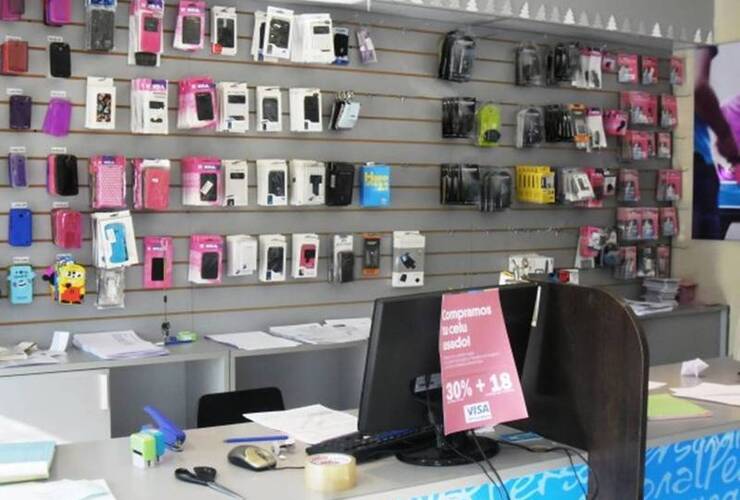 Quinto robo. Los delincuentes se llevaron teléfonos que estaban embalados en el depósito por lo que el robo fue rápido. Crédito foto: Diario El Sur