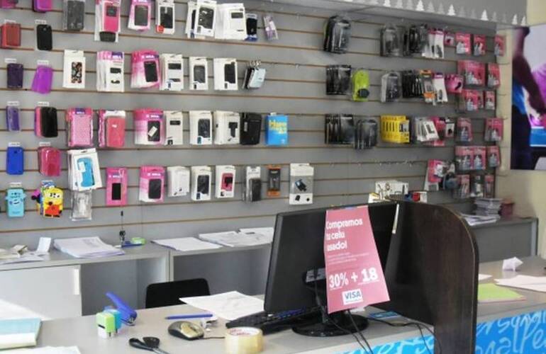 Quinto robo. Los delincuentes se llevaron teléfonos que estaban embalados en el depósito por lo que el robo fue rápido. Crédito foto: Diario El Sur Quinto robo. Los delincuentes se llevaron teléfonos que estaban embalados en el depósito por lo que el robo fue rápido. Crédito foto: Diario El Sur