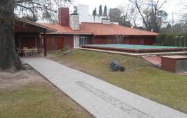 El robo en la vivienda de Los Pinos al 2400 ocurrió anoche. El dueño de casa fue golpeado y apuñalado, según indicó la policía. Foto: Sebastián S. Meccia