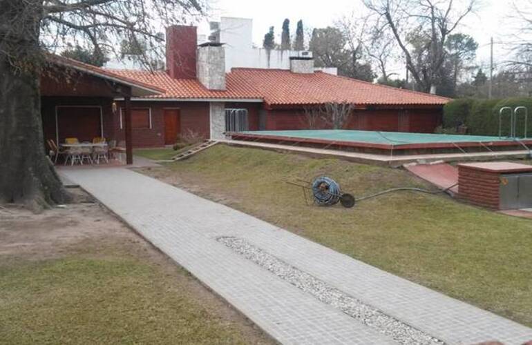 El robo en la vivienda de Los Pinos al 2400 ocurrió anoche. El dueño de casa fue golpeado y apuñalado, según indicó la policía. Foto: Sebastián S. Meccia