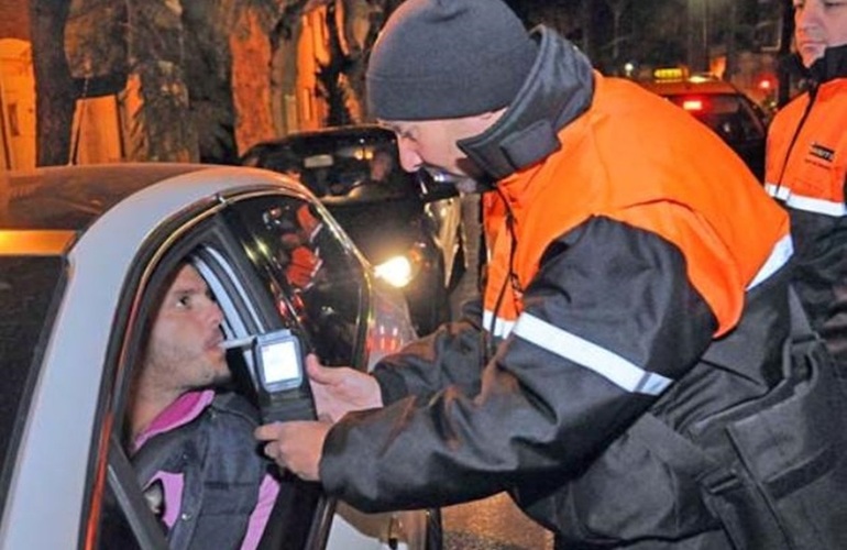 Controles en la noche. El límite actual es 0,5 gramo de alcohol en sangre y puede bajar a cero.