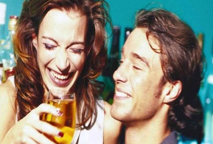 Consumir la misma cantidad de alcohol que tu pareja disminuye las chances de separación