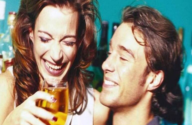 Consumir la misma cantidad de alcohol que tu pareja disminuye las chances de separación