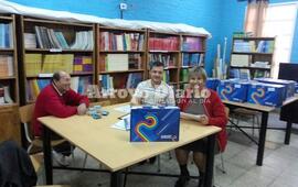 Contentos. La comunidad educativa de la escuela sumamente feliz con el arribo de las nuevas máquinas
