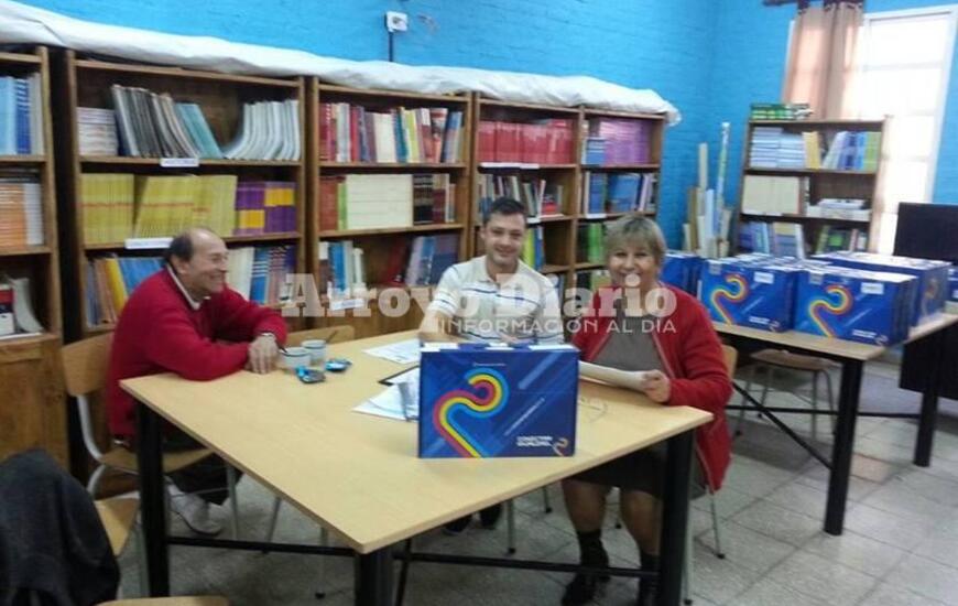 Contentos. La comunidad educativa de la escuela sumamente feliz con el arribo de las nuevas máquinas