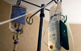 Desconectó a su abuelo para enchufar el cargador del celular