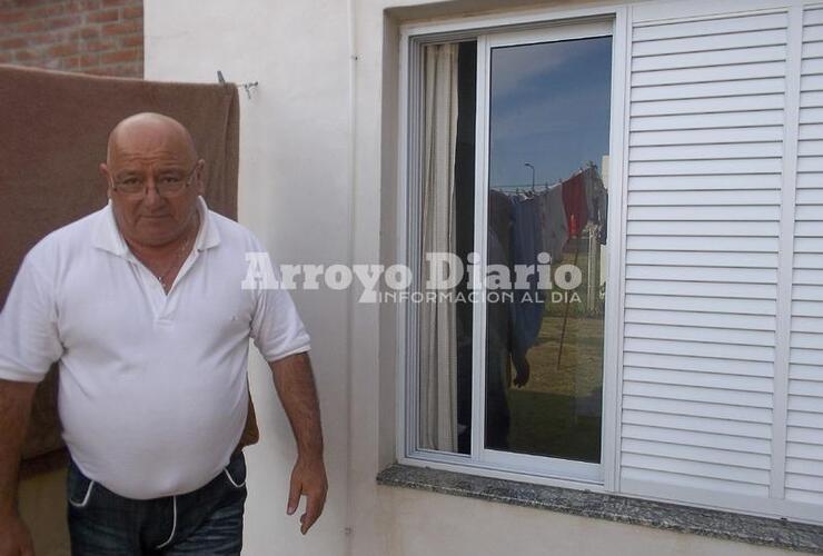 Por la ventana. Jorge Gerez, víctima del robo, contó que los ladrones ingresaron luego de barretear una ventana trasera de la vivienda de Ameghino 69