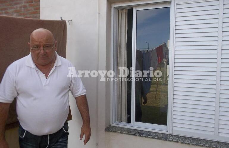 Por la ventana. Jorge Gerez, víctima del robo, contó que los ladrones ingresaron luego de barretear una ventana trasera de la vivienda de Ameghino 69