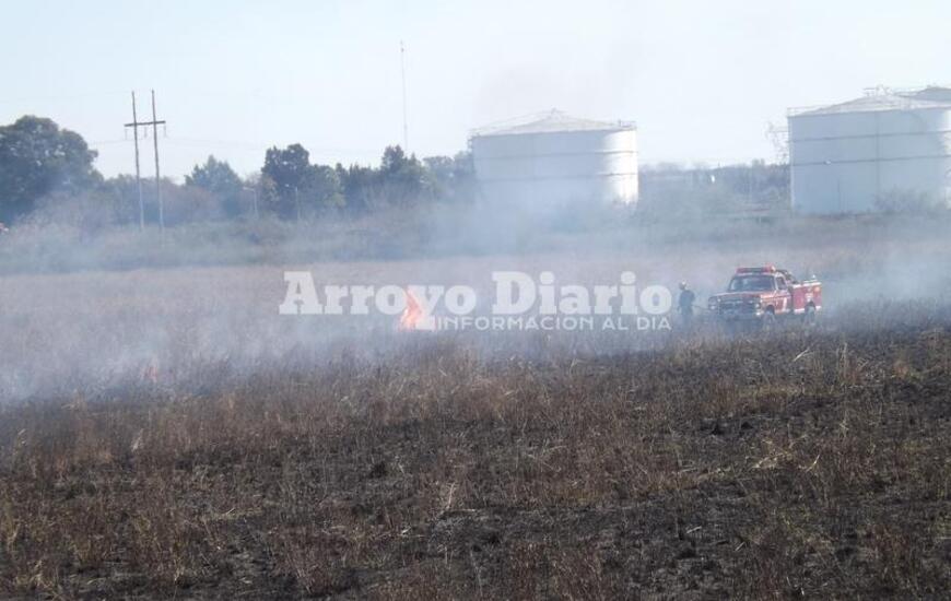 Incendio de pastizales. Bomberos de Arroyo Seco prestaba colaboración en el lugar