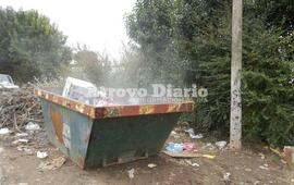 Dos veces. Personal de Bomberos tuvo que presentarse ayer y este lunes a apagar el fuego en el contenedor de 1º de Mayo y Sargento Cabral