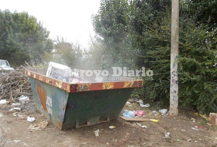 Dos veces. Personal de Bomberos tuvo que presentarse ayer y este lunes a apagar el fuego en el contenedor de 1º de Mayo y Sargento Cabral